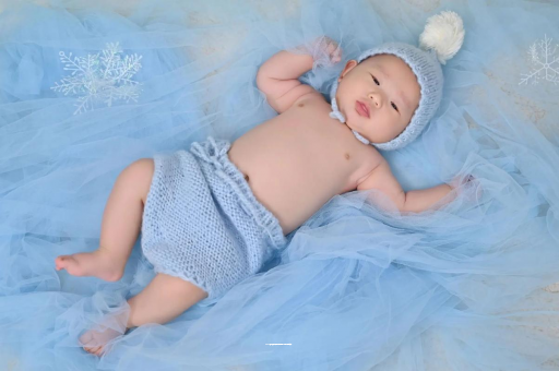 北海宝宝睡迷糊了才肯吃奶 北海宝宝睡迷糊了才肯吃奶